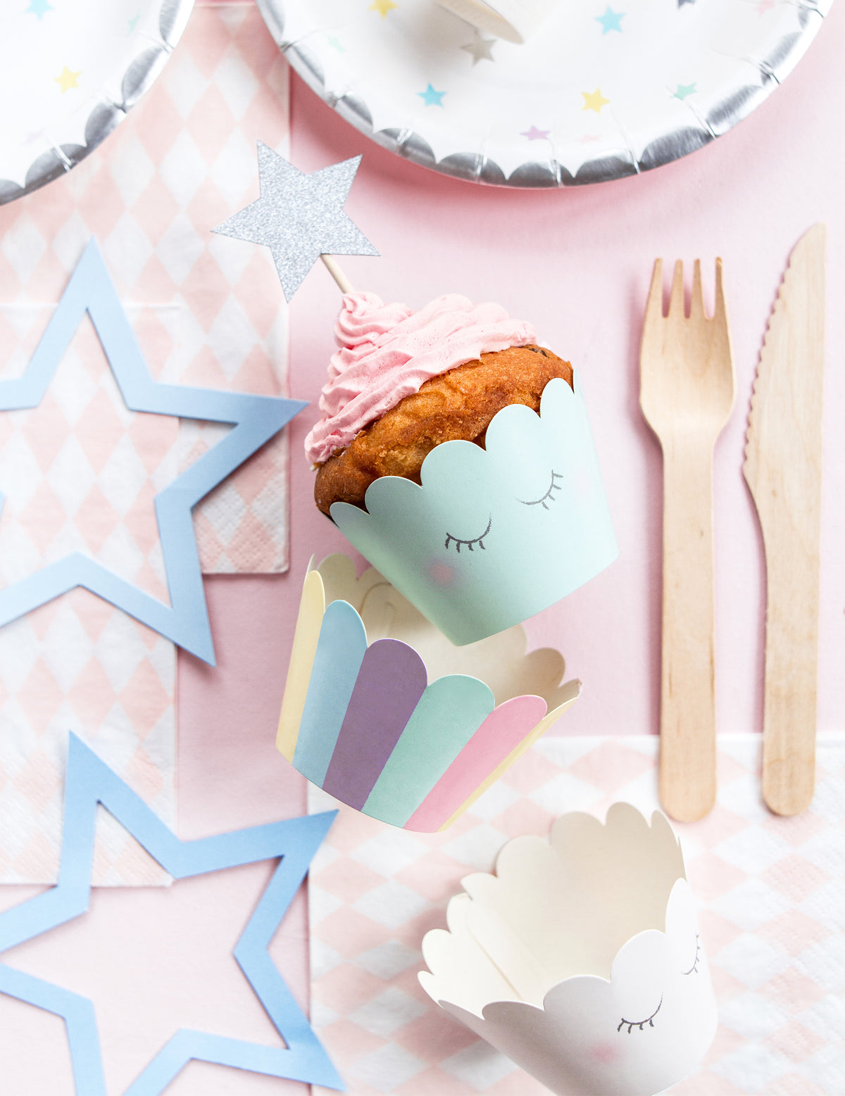 Mise en scène avec accessoires de fête des habillages à cupcake licorne