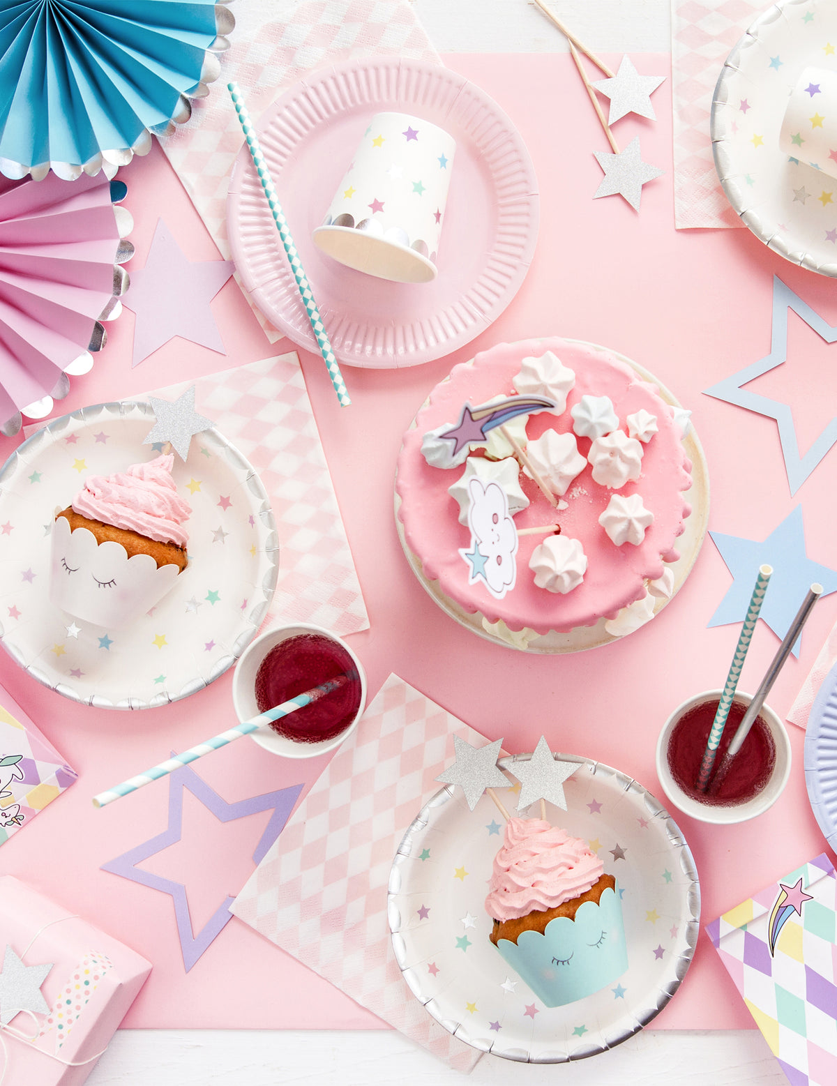 Vue d'ensemble de la table de fête des habillages à cupcake licorne