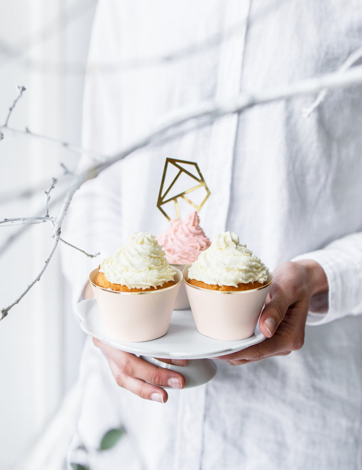 Mise en situation des habillages à cupcake rose poudré et doré métallique en carton