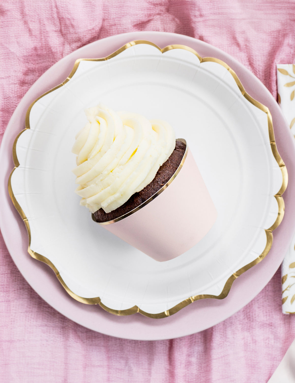 Gros plan des habillages à cupcake rose poudré et doré métallique en carton