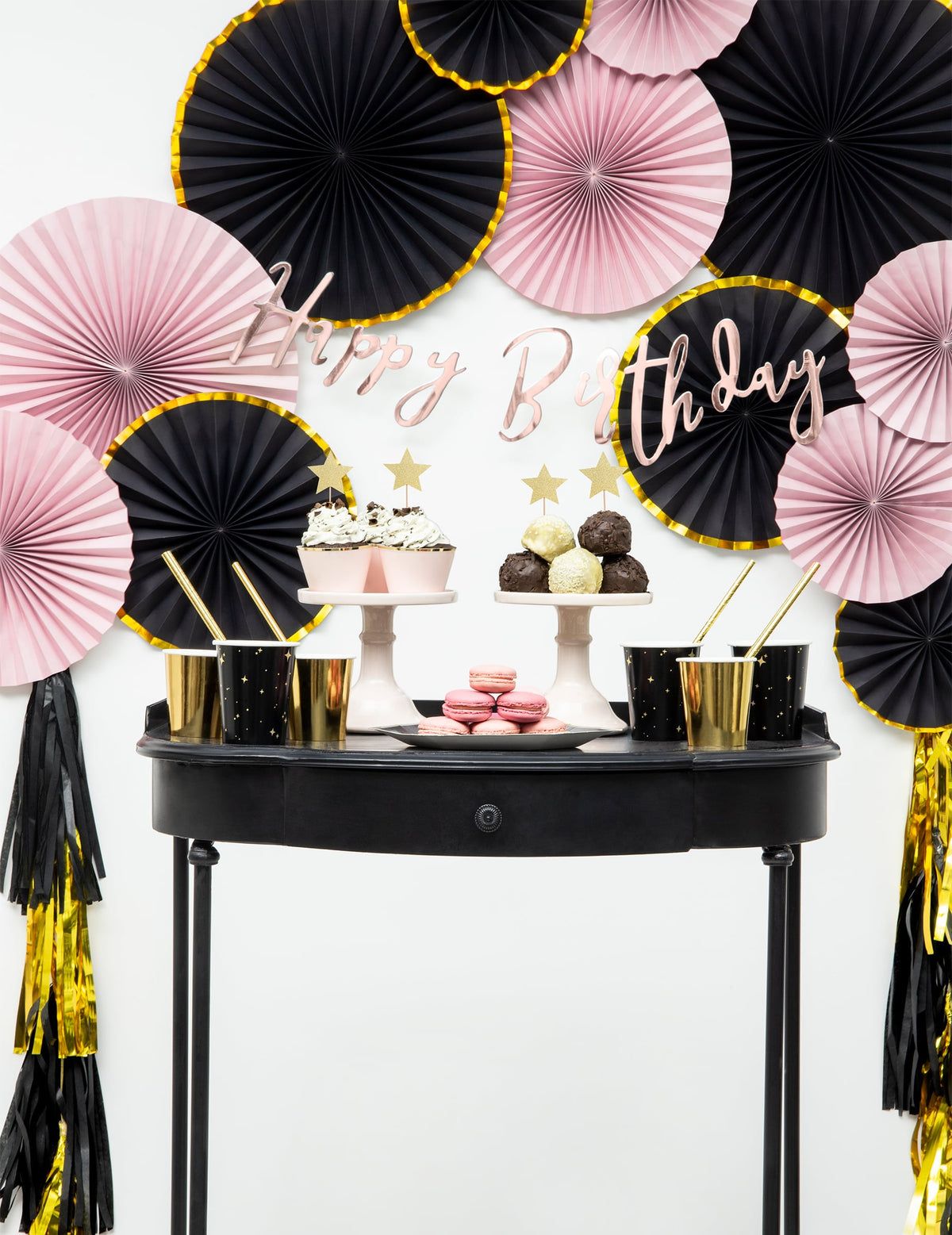 Mise en scène de fête des habillages à cupcake rose poudré et doré métallique en carton