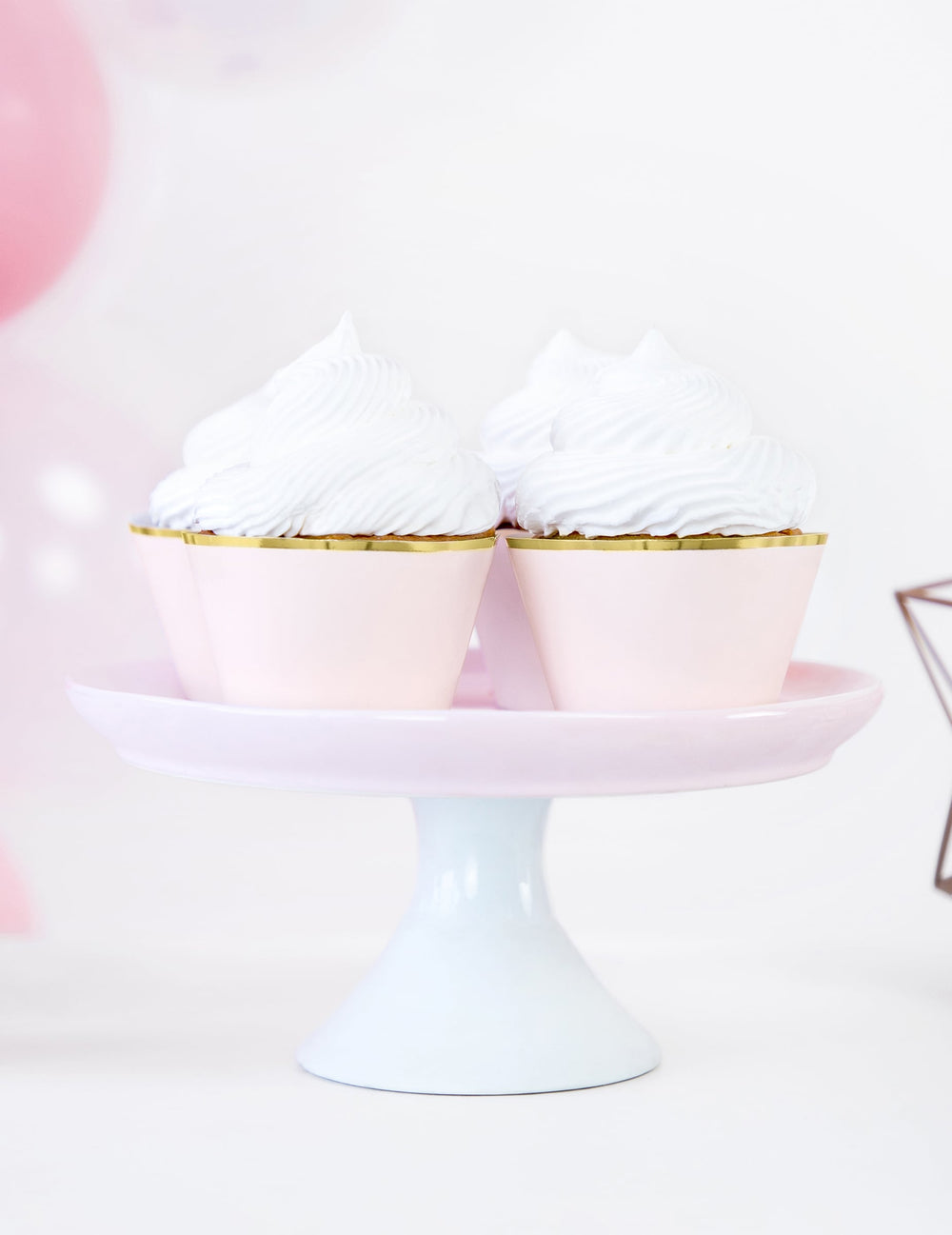 Présentation sur présentoir des habillages à cupcake rose poudré et doré métallique en carton