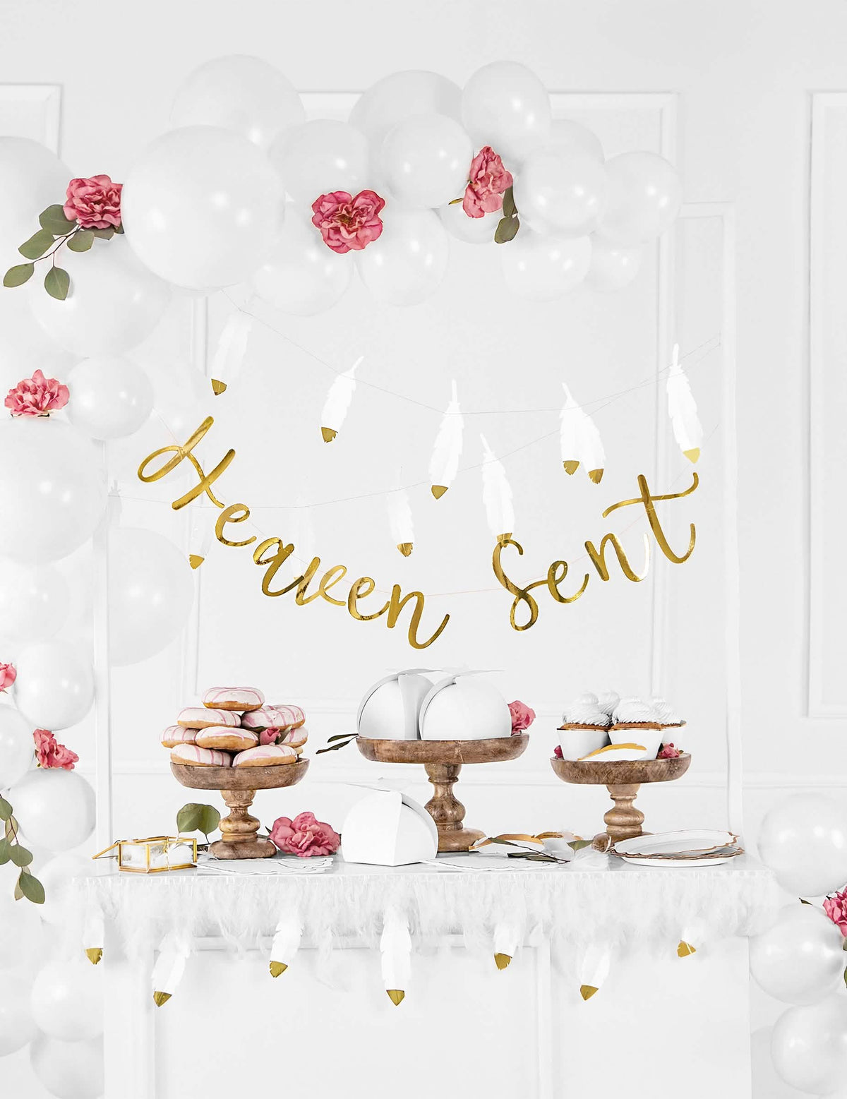 Mise em cena com balões e faixa dos apliques de papel para cupcakes para casamento