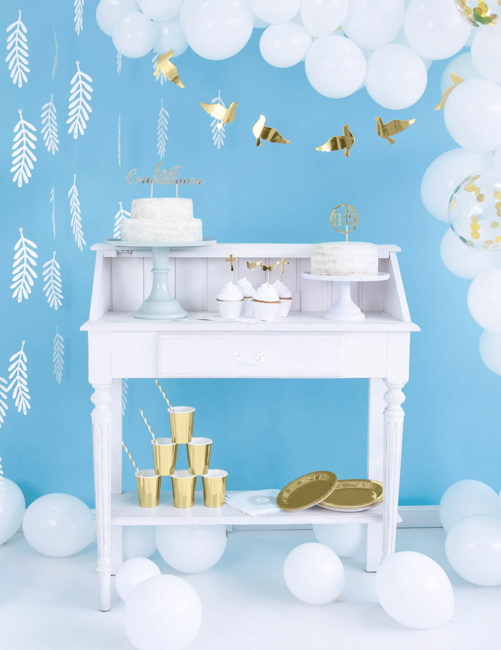 Montagem sobre um buffet branco dos suportes de papel para cupcakes para casamento