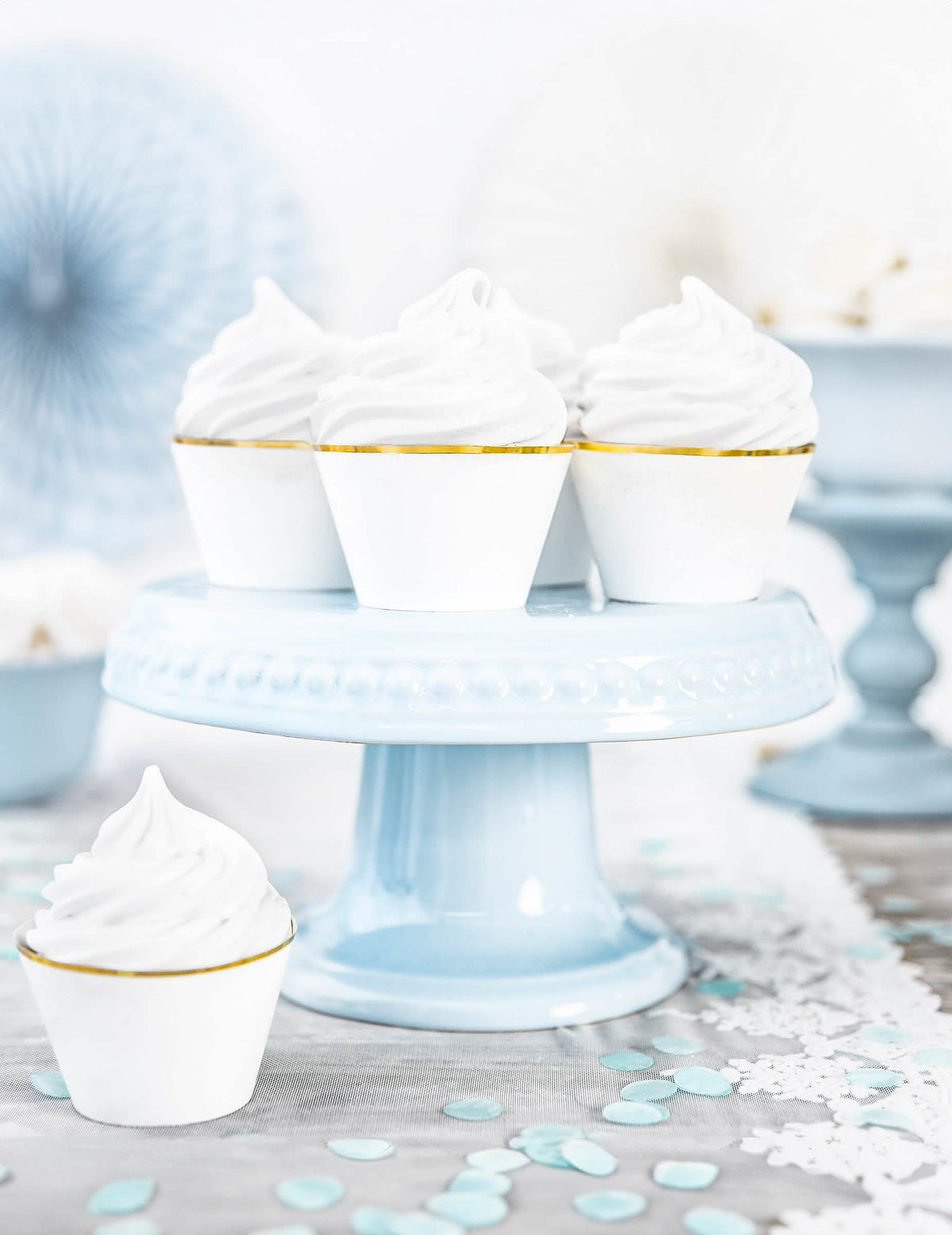 Vista em suporte para bolos de revestimentos de papel para cupcakes para casamento