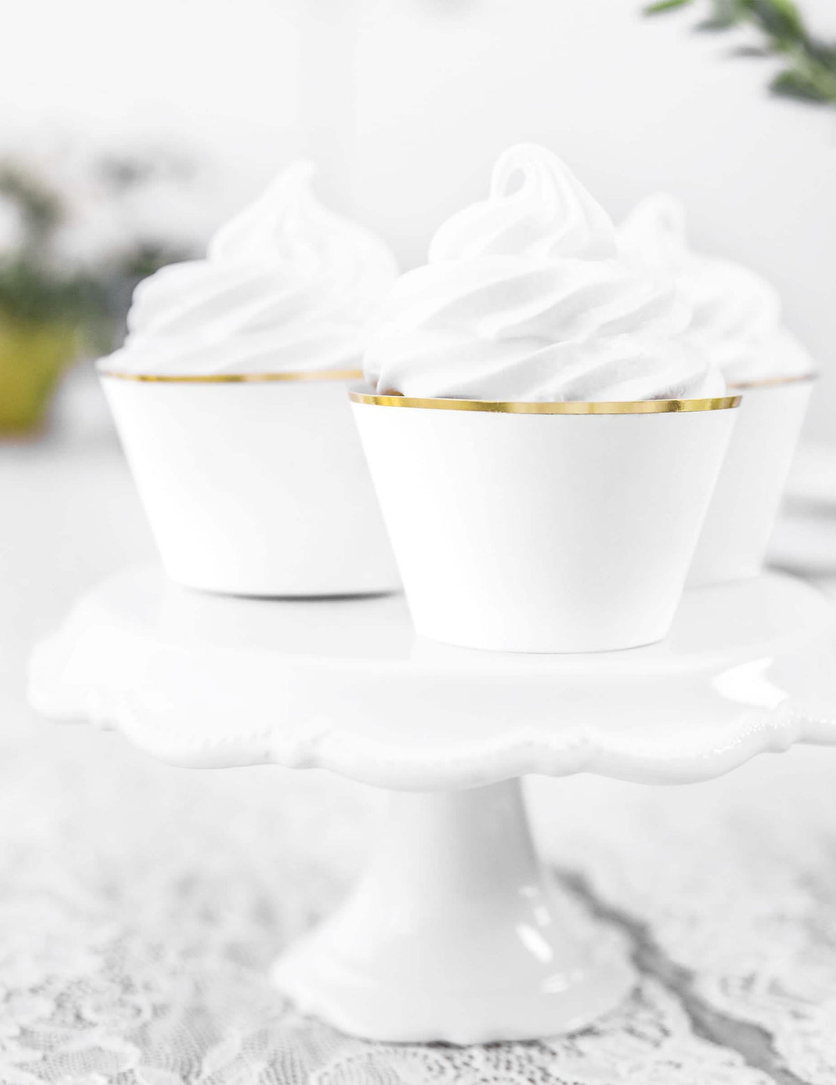 Grande plano sobre a rebordo dourado dos revestimentos de papel para cupcakes para casamento