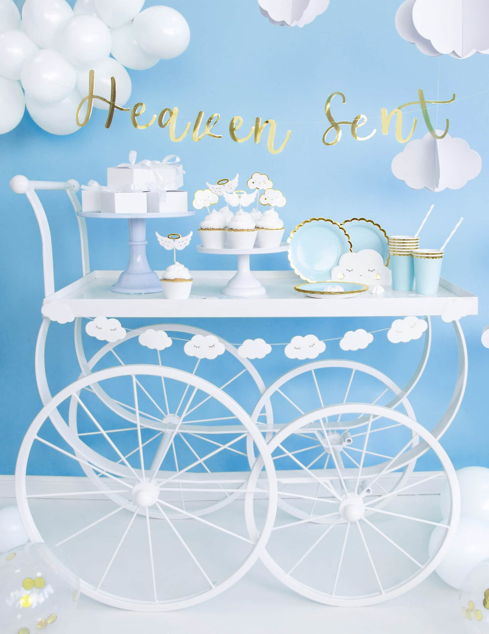Vista geral da mesa de festa dos adornos de cupcake em papel para casamento