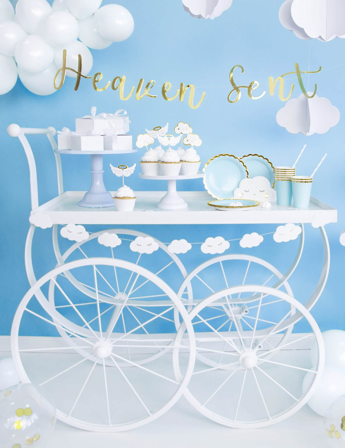 Vista geral da mesa de festa dos adornos de cupcake em papel para casamento
