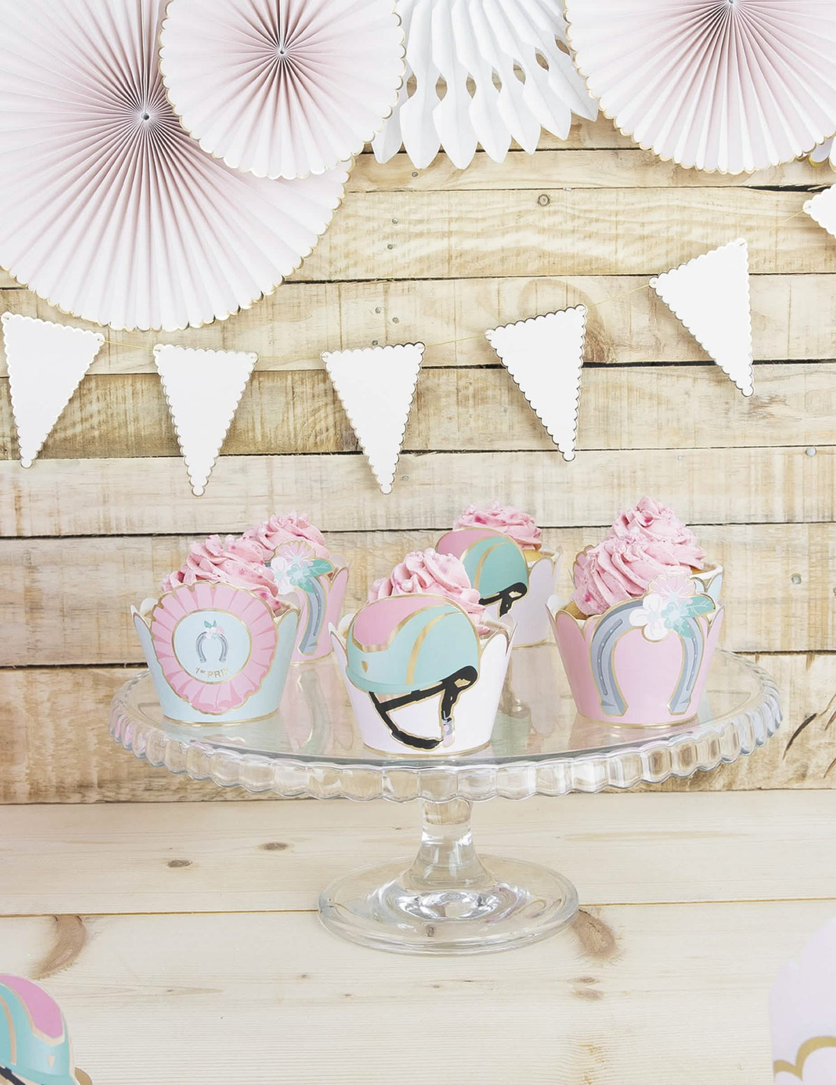 Mise em cena dos revestimentos moldados para cupcake cavalo azul e cor de rosa pastel