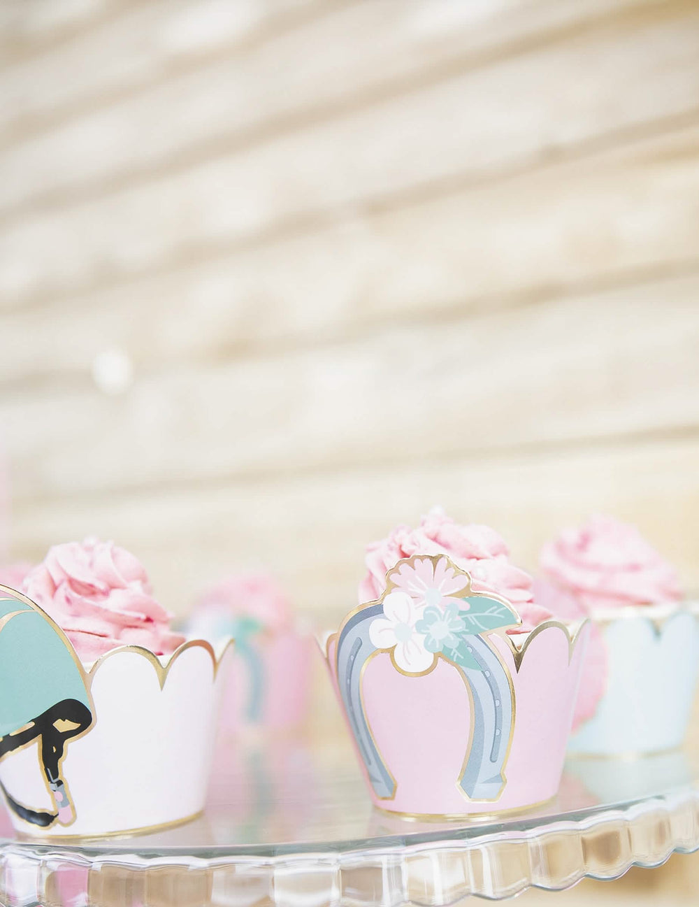 Grande plano sobre o motivo de ferradura dos revestimentos moldados para cupcake cavalo azul e cor de rosa pastel