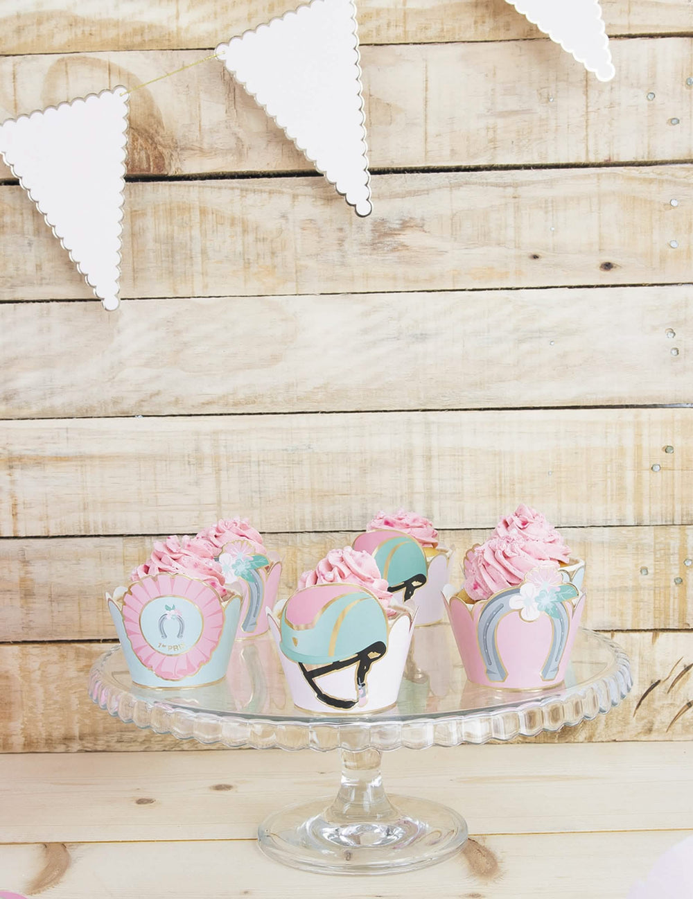 Encenação em expositor de capas moldadas para cupcake cavalo azul e cor de rosa pastel