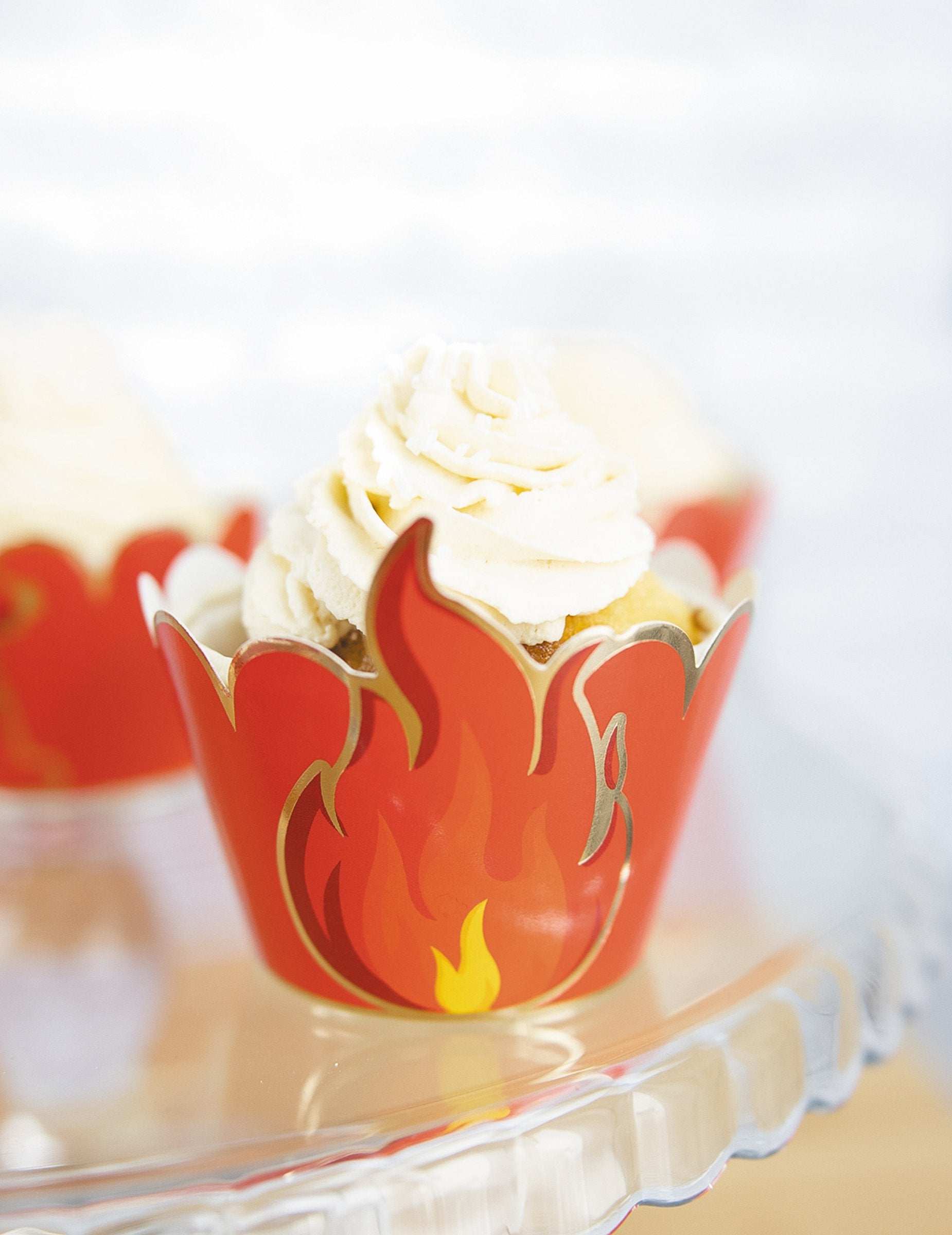Gros plan sur le motif flamme des habillages moules à cupcake Pompier