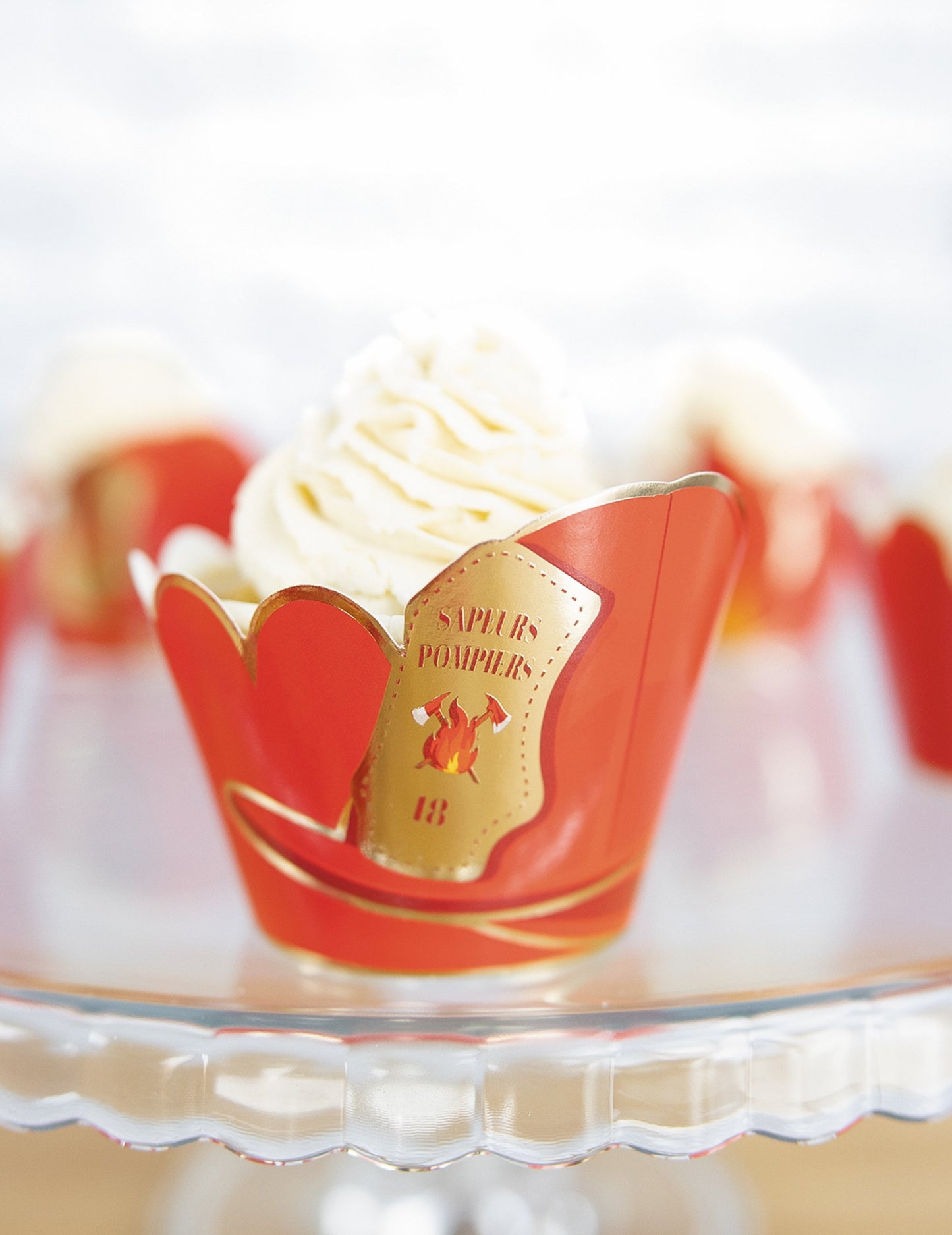 Gros plan sur le motif badge Sapeurs Pompiers des habillages moules à cupcake Pompier