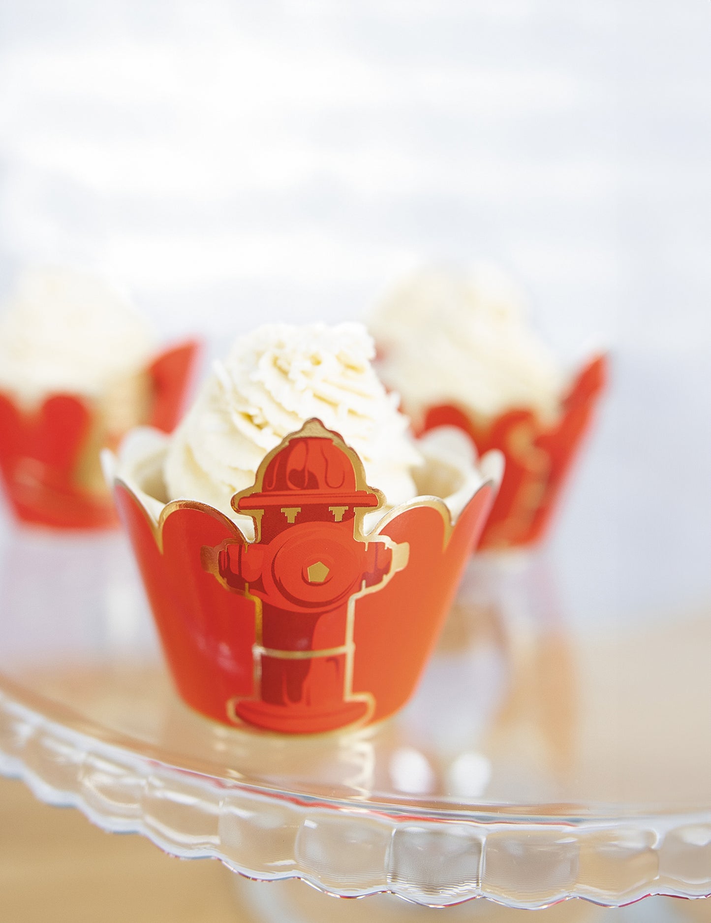 Gros plan sur le motif borne d'incendie des habillages moules à cupcake Pompier