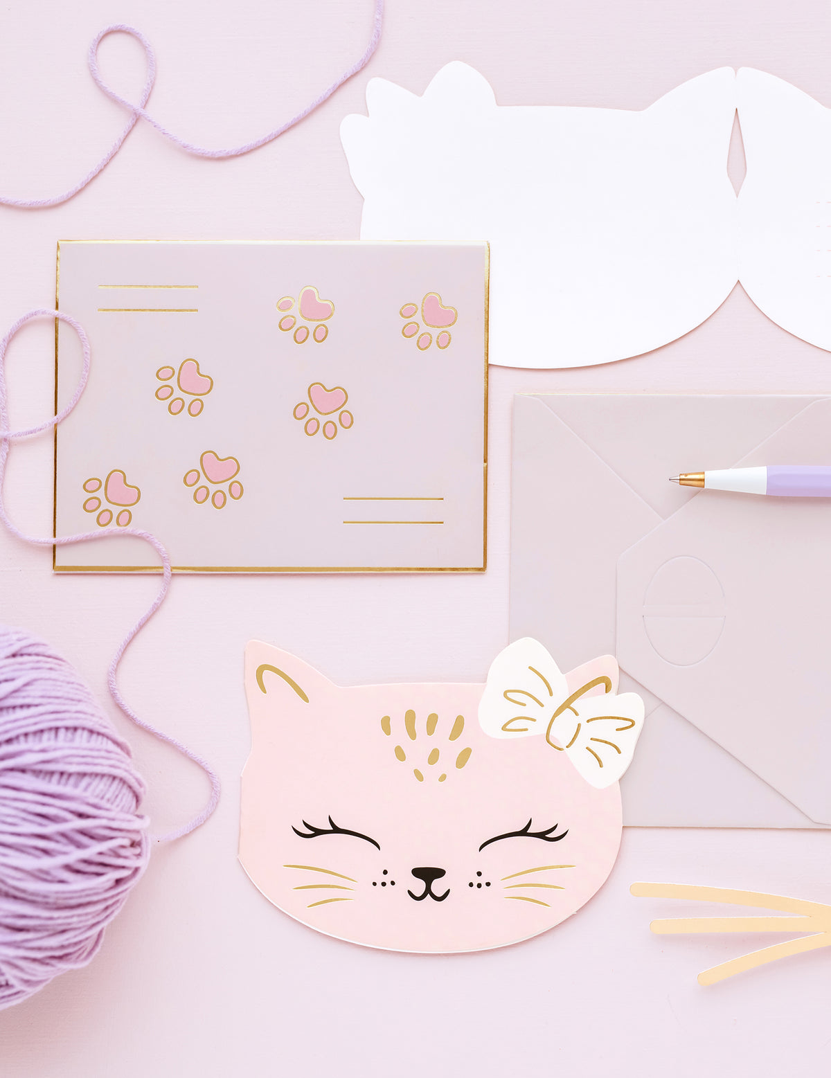Vue d'ensemble des cartes et enveloppes des invitations chatons