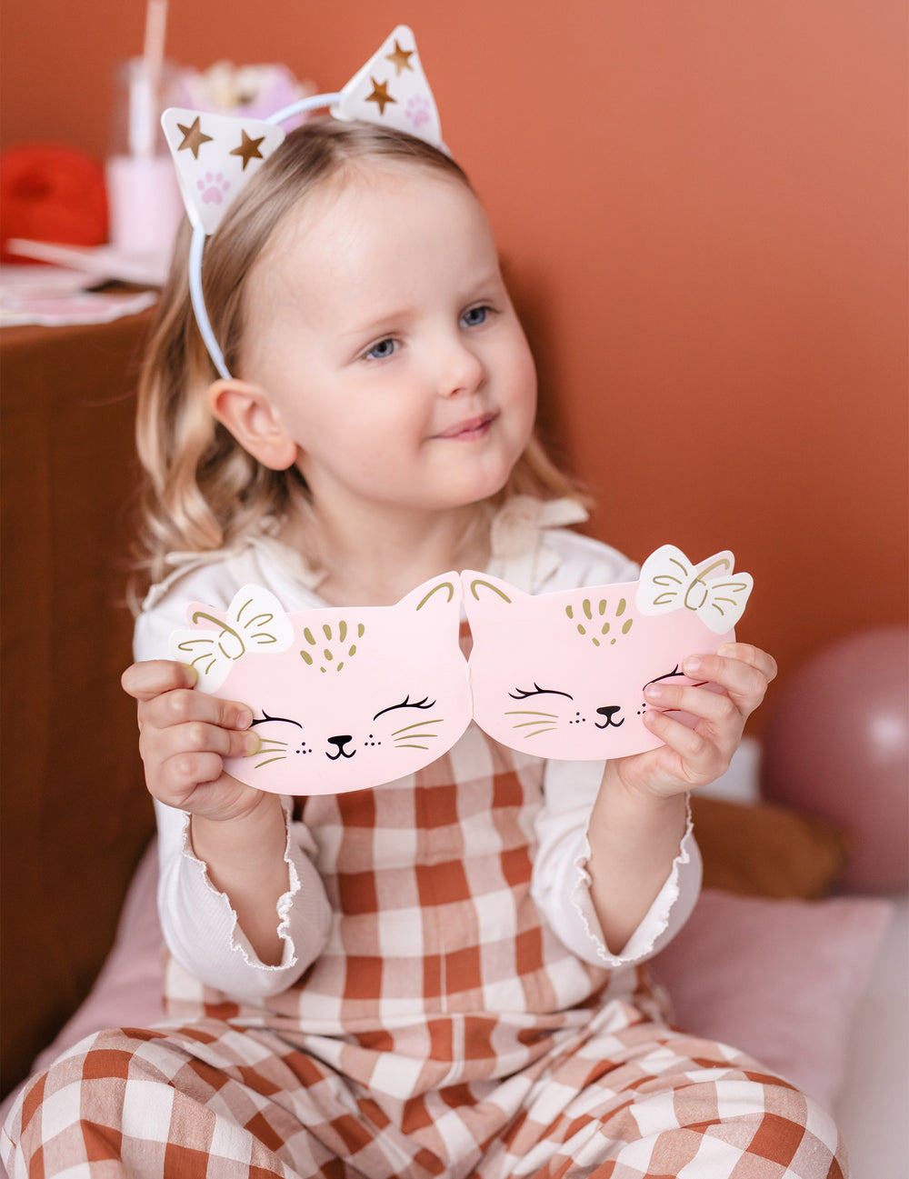Mise en situation des invitations chatons pour anniversaire