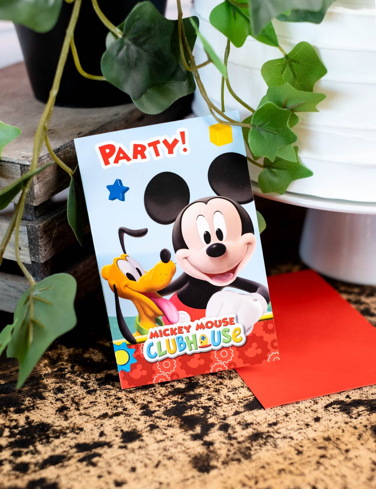 Mise en situation de la face avant des invitations carton Mickey Mouse