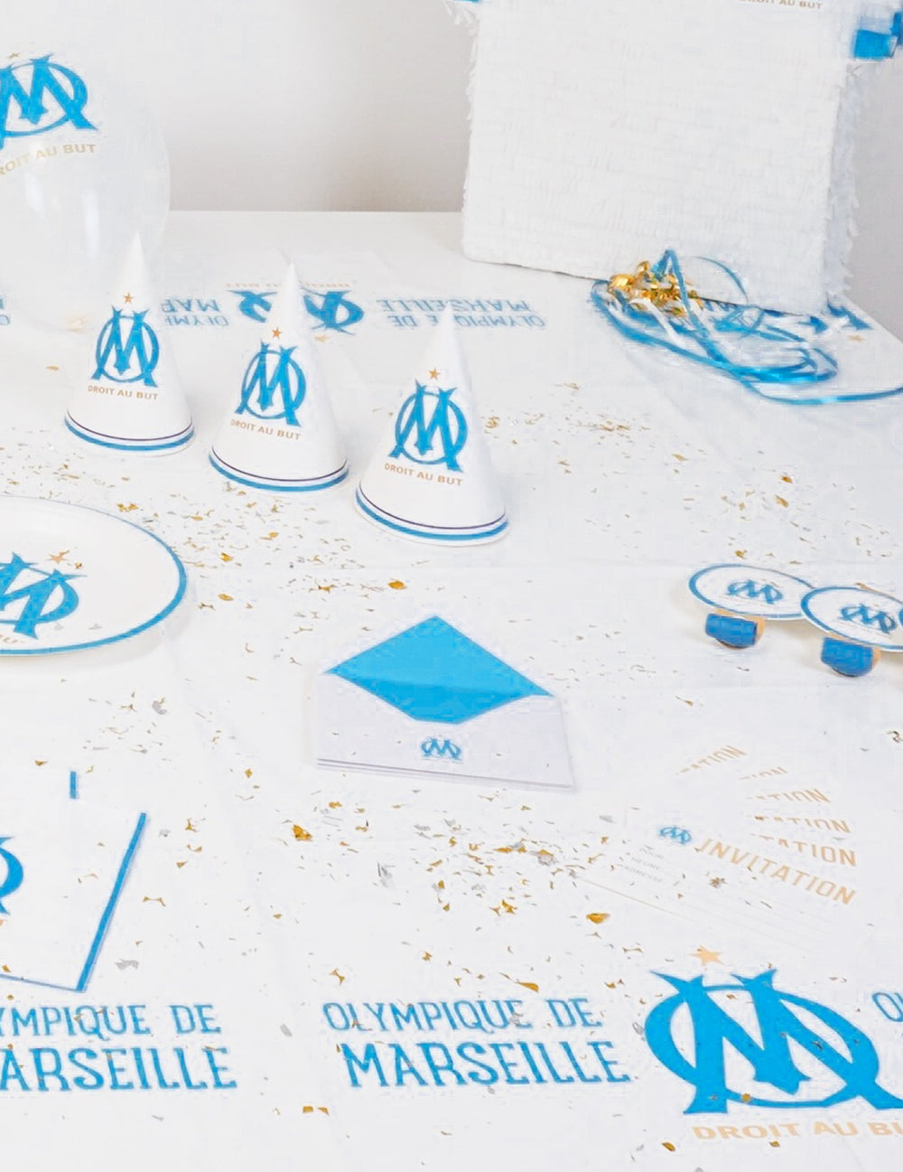 Mise en situation des invitations et enveloppes OM avec d'autres articles de fête assortis