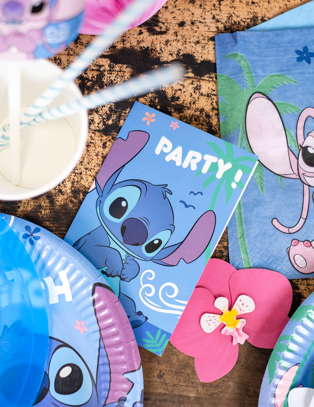 Mise en situation d'une carte d'invitation des invitations et enveloppes Stitch