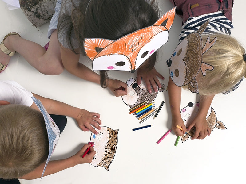 Vue de dessus d'enfants portant les masques à colorier Forêt