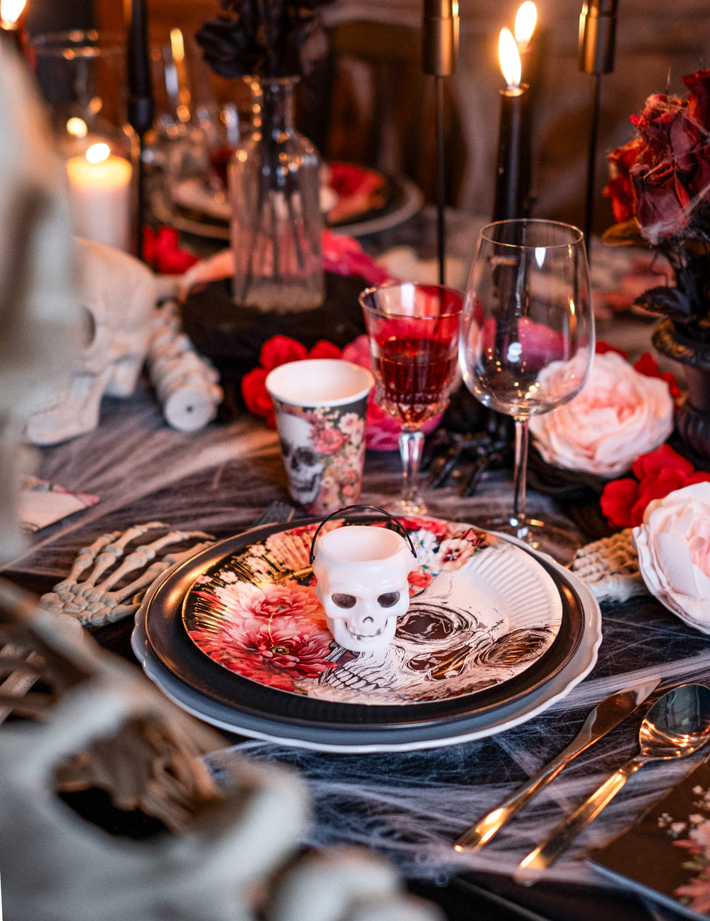 Mise en situation sur une assiette du mini seau tête de mort pour Halloween