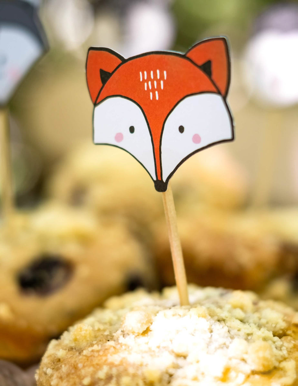 Grande plano sobre o palito de madeira raposa dos moldes para cupcake e palitos de madeira animal da floresta
