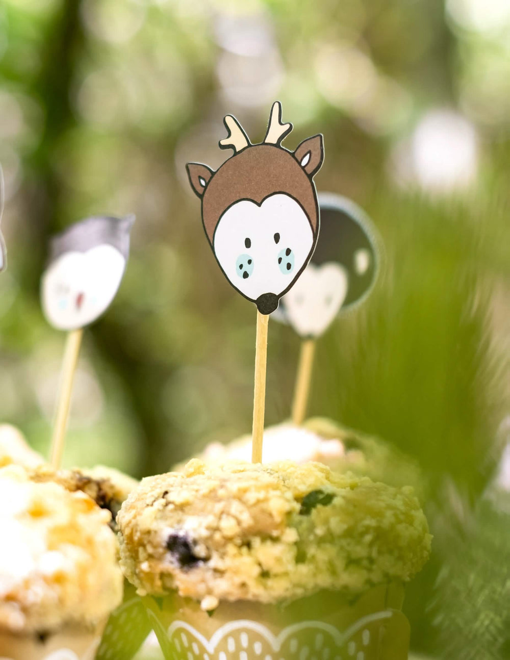 Grande plano do palito de madeira de veado dos moldes de cupcake e palitos de madeira de animal da floresta