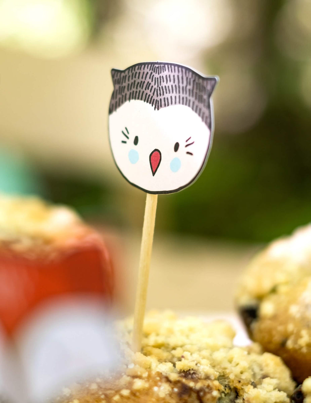 Close-up do palito de madeira coruja dos moldes para cupcake e palitos de madeira animal da floresta