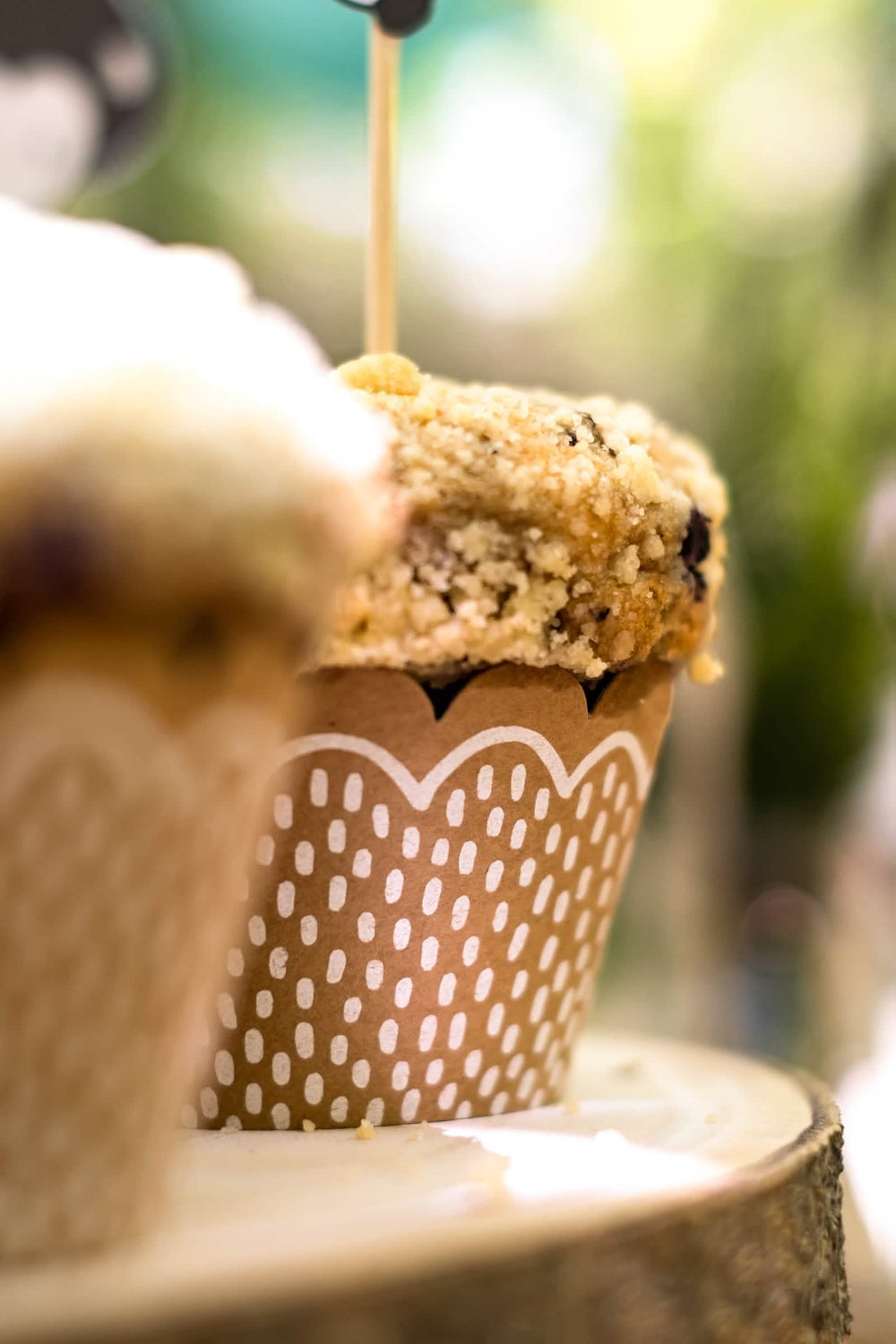 Vista de perfil do molde kraft para cupcake e espetos de madeira com animal da floresta