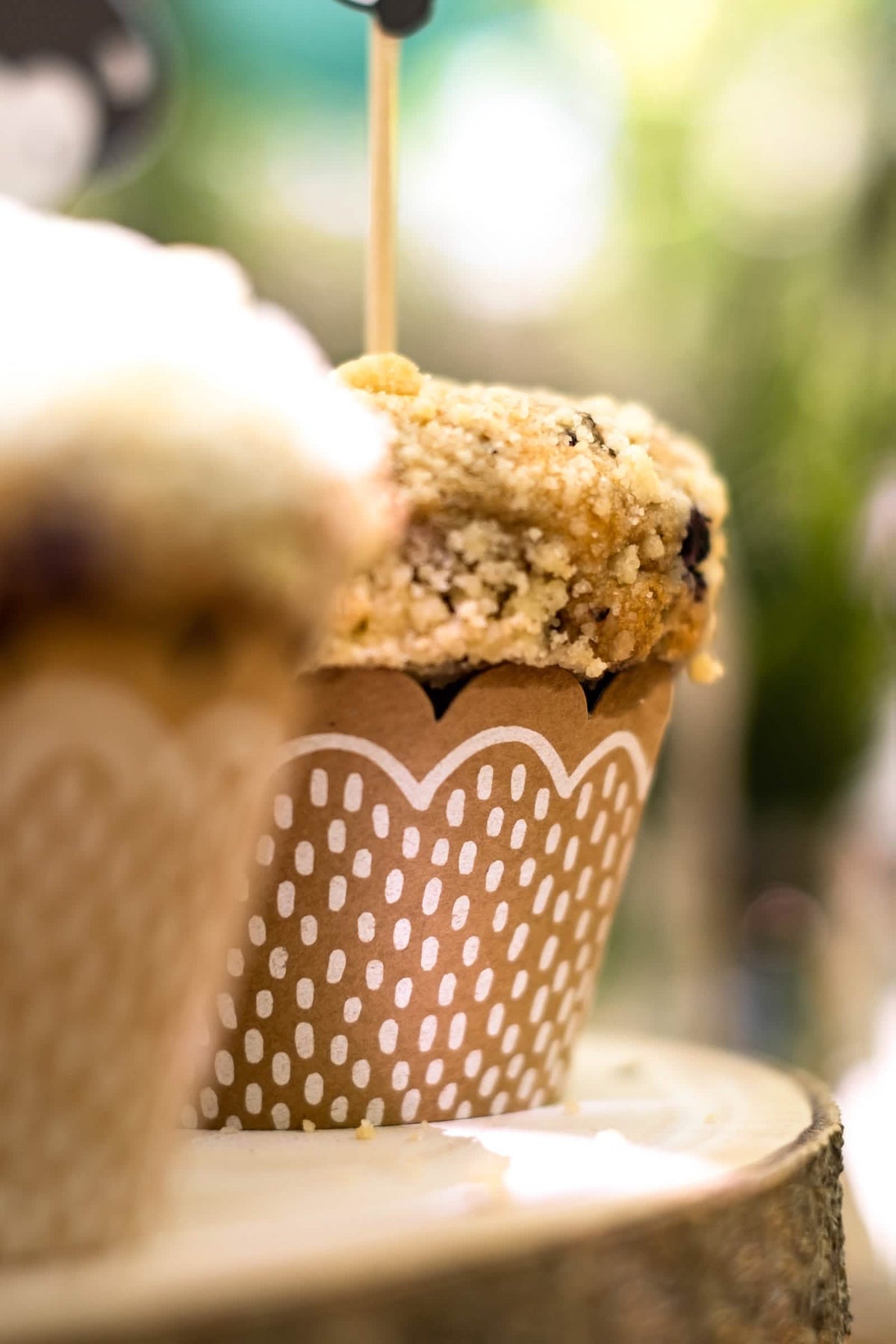 Vista de perfil do molde kraft para cupcake e espetos de madeira com animal da floresta