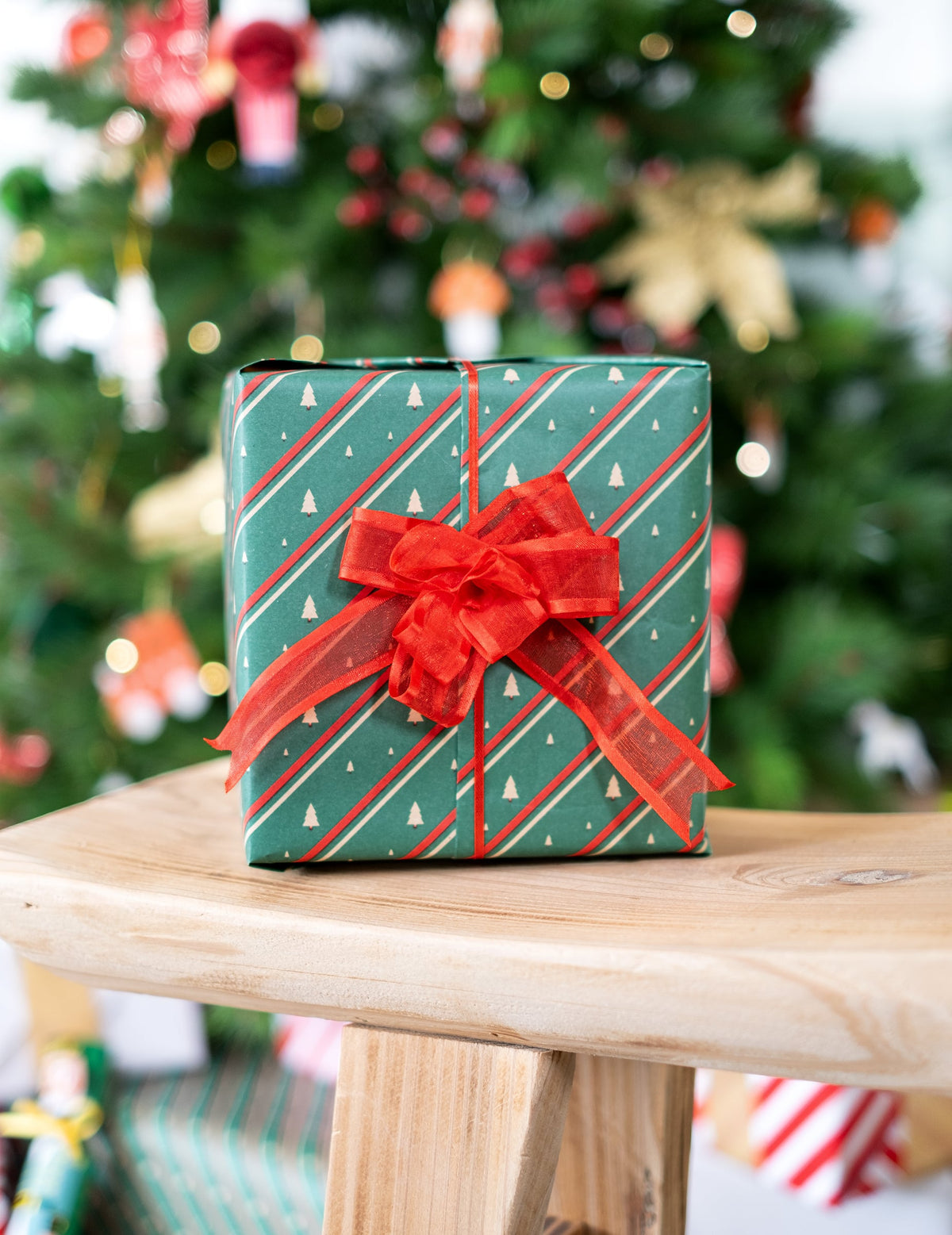 Mise en situation sur un paquet cadeau du nœud à tirer en organza pour décoration