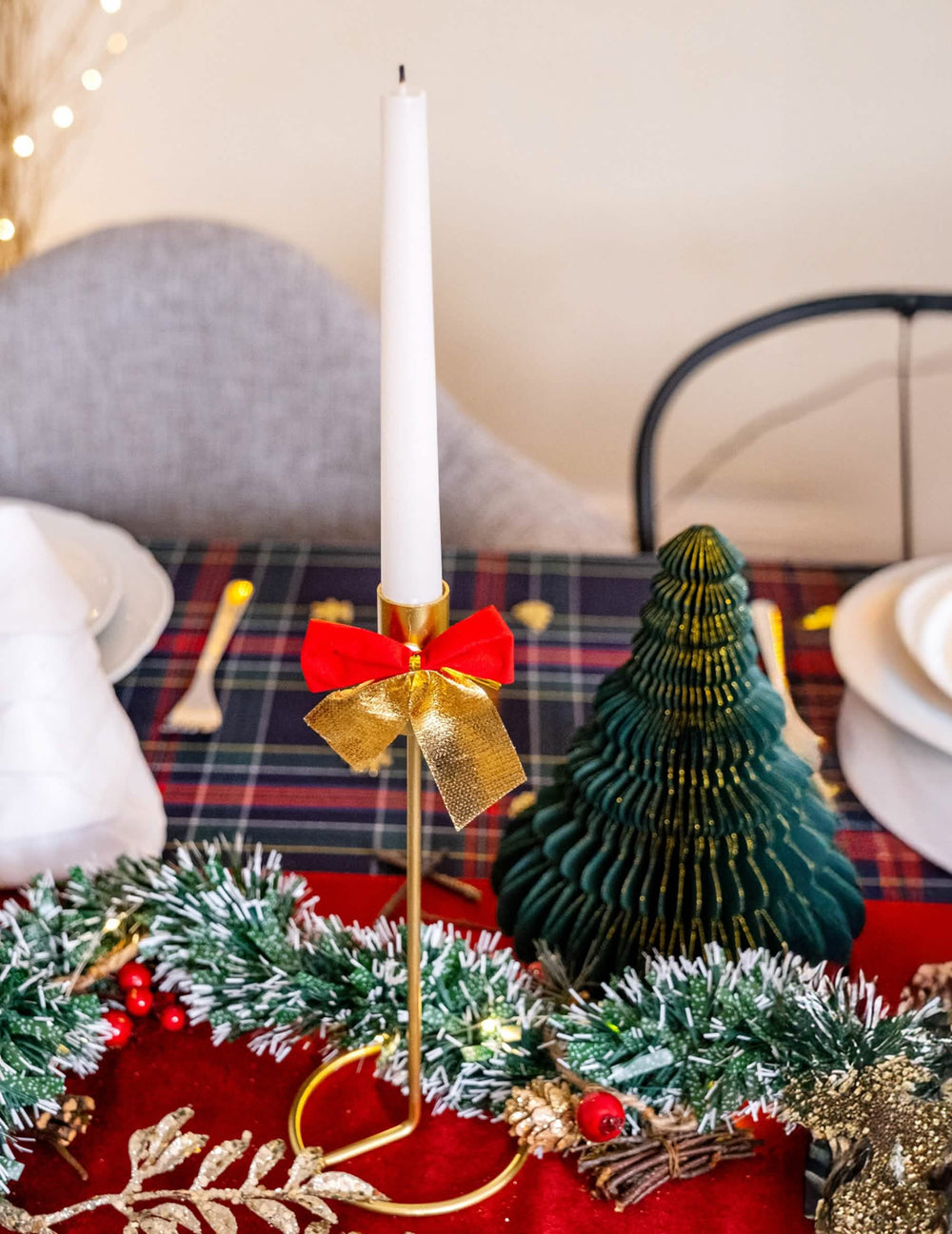 Colocar num castiçal laços adesivos de natal