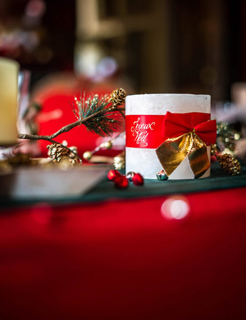 Mise em situação sobre uma vela com nós adesivos para natal