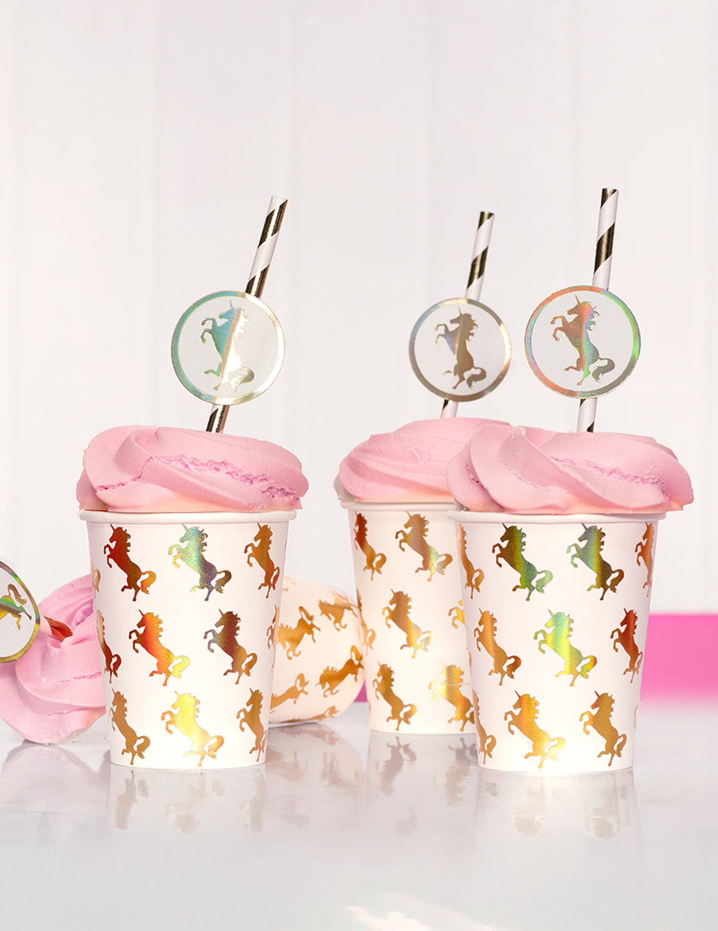 Mise en situation sur des gobelets des pailles en carton Licorne Holo