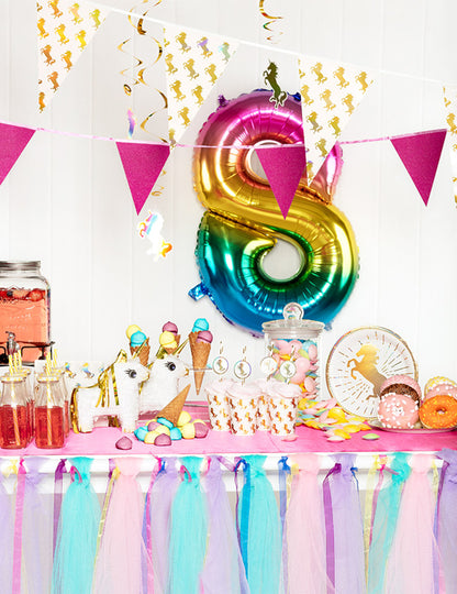 Mise en situation sur une table de fête des pailles en carton Licorne Holo