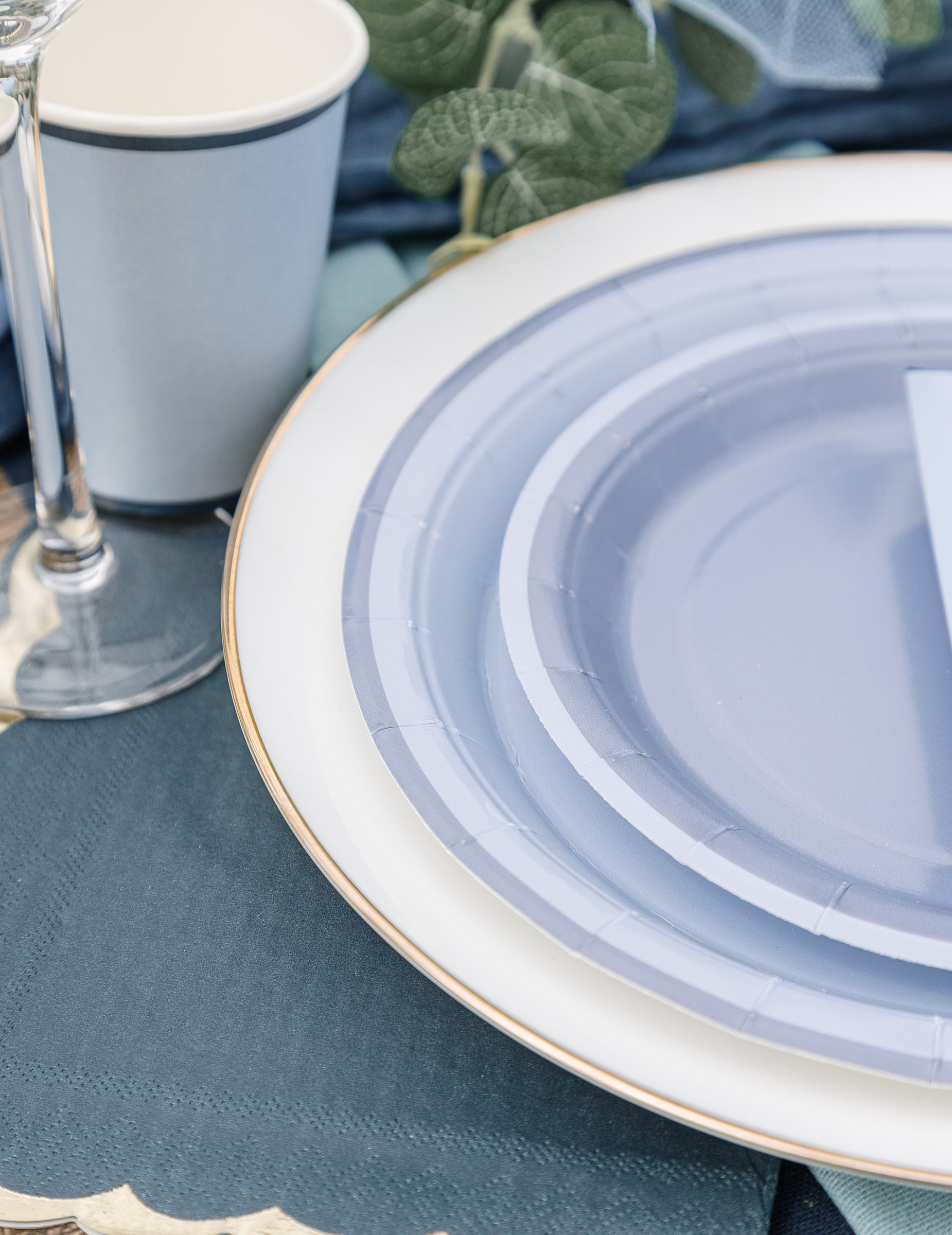 Gros plan sur la superposition des petites assiettes en carton de fête bleu marine et bleu orage
