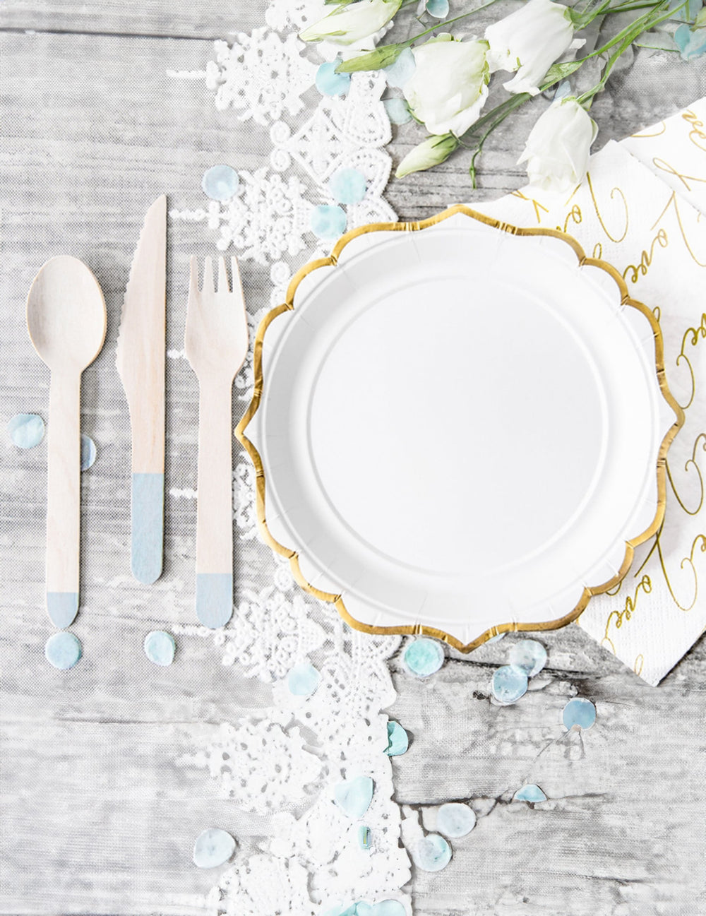 Mise en scène de table des petites assiettes en carton bordures ciselées pour fête blanches et dorées