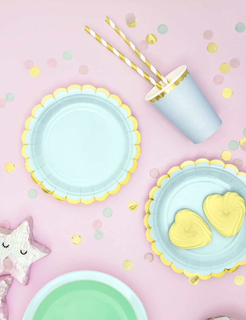 Mise em situação com copo e confettis dos pratos de cartão recortados menta e dourado