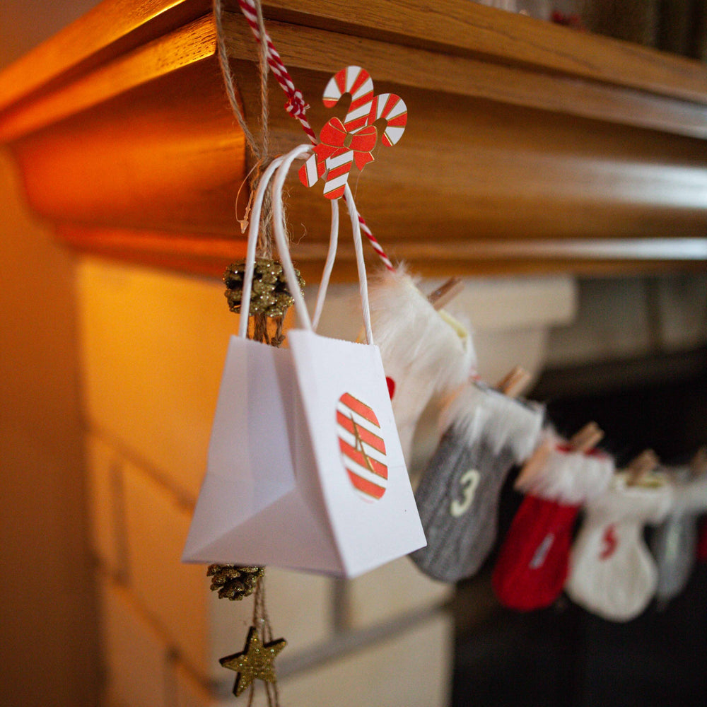 Détail du sac suspendu en décoration de Noël du petits sacs en carton blancs avec anses torsadées