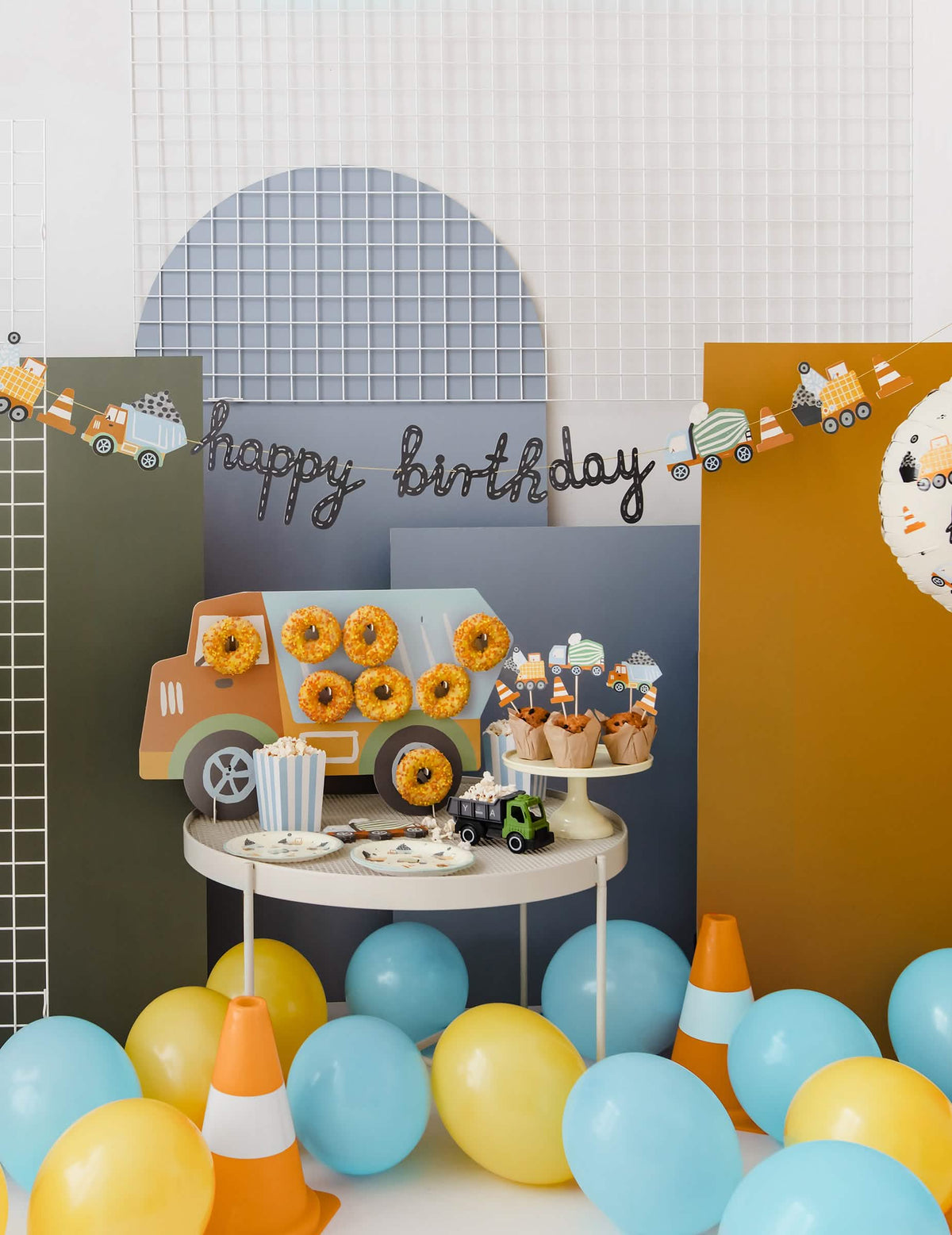 Pics camions et cônes de chantier pour anniversaire enfant multicolore