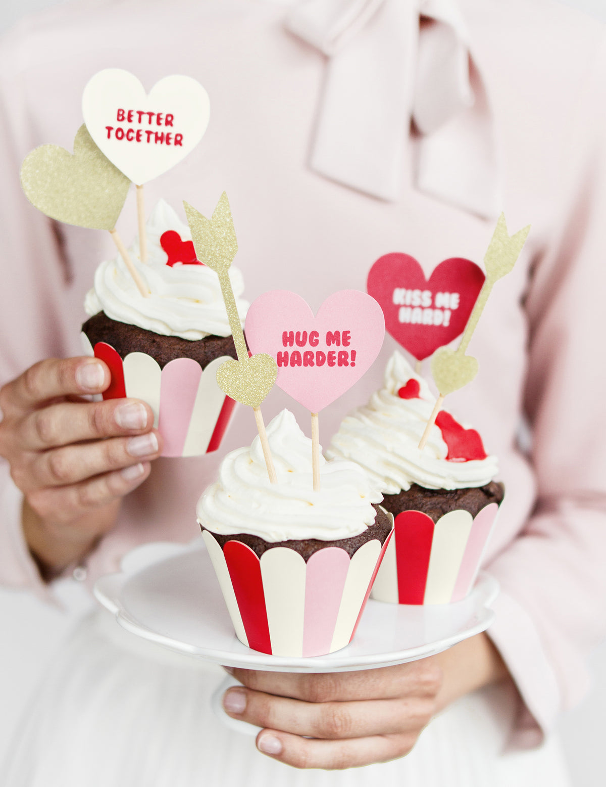 Utilisation sur des cupcakes des pics cœurs dorés à paillettes