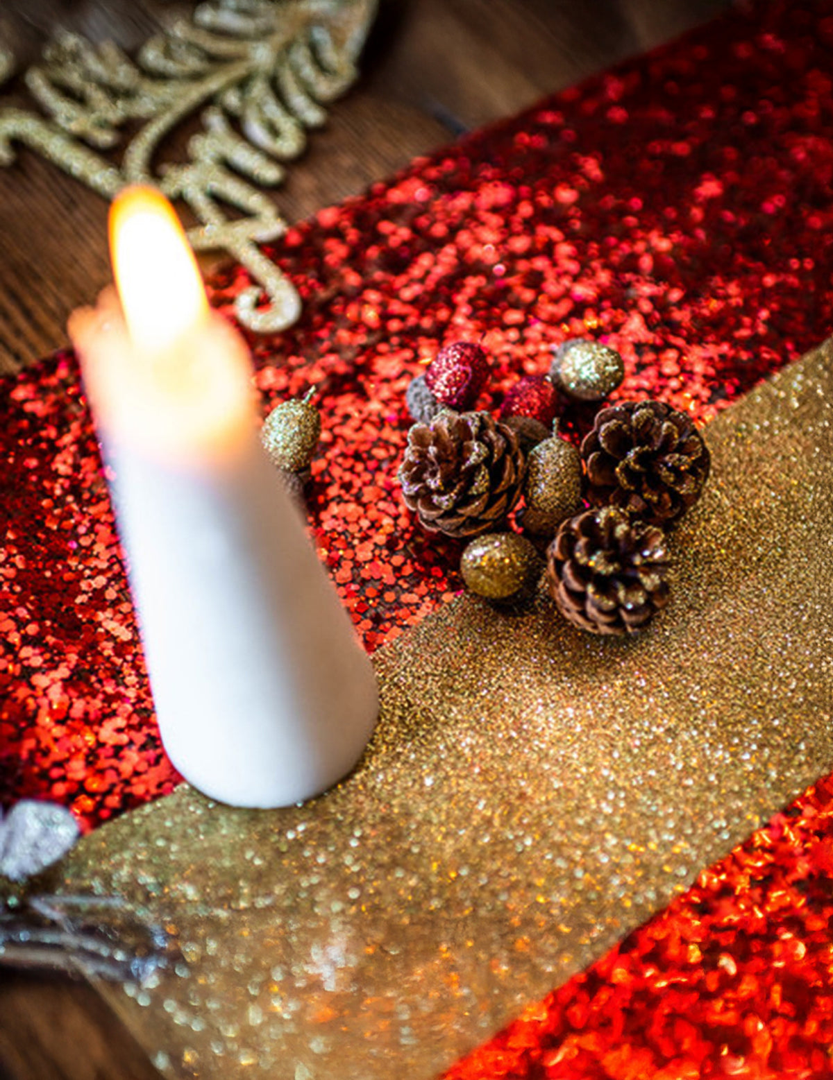 Mise en situation sur une table de fête des pommes de pin de Noël avec paillettes rouges