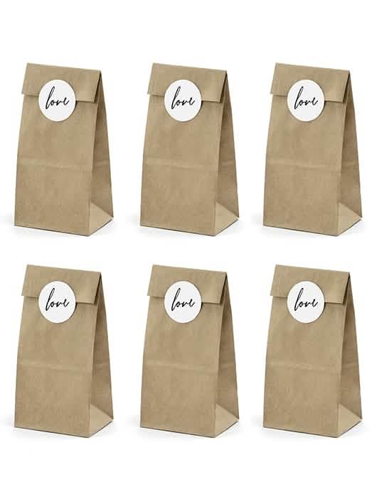 Vista geral dos sacos kraft com autocolantes love para casamento