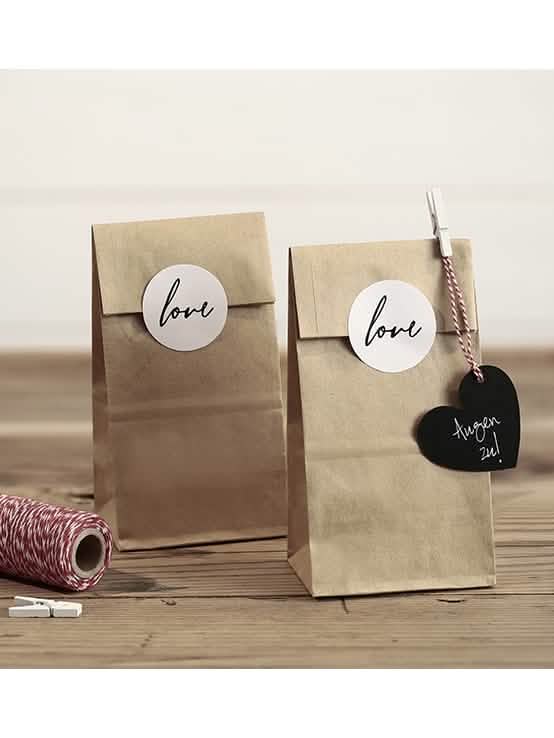 Encenação decorativa de saquetas kraft com autocolantes love para casamento