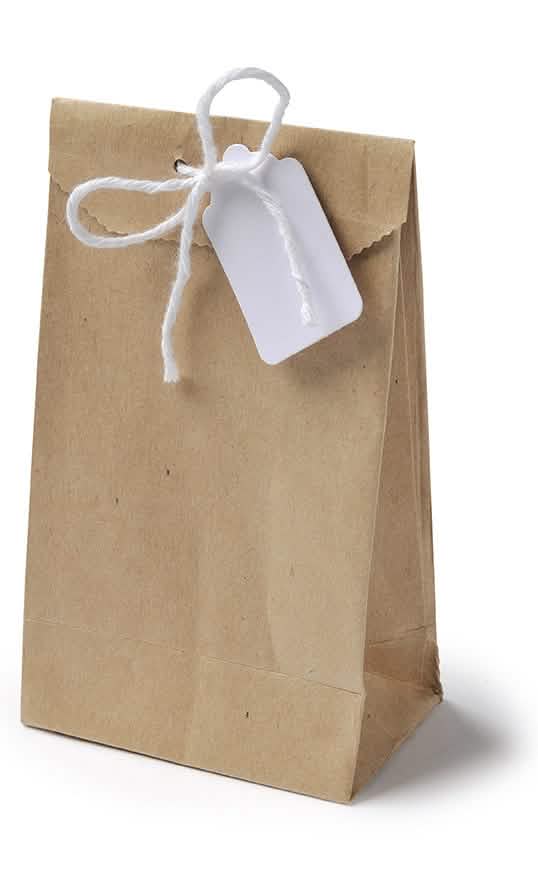 Mise em cena em calendário do Advento de pequenos saquinhos kraft para convidados castanho com etiquetas e cordões brancos
