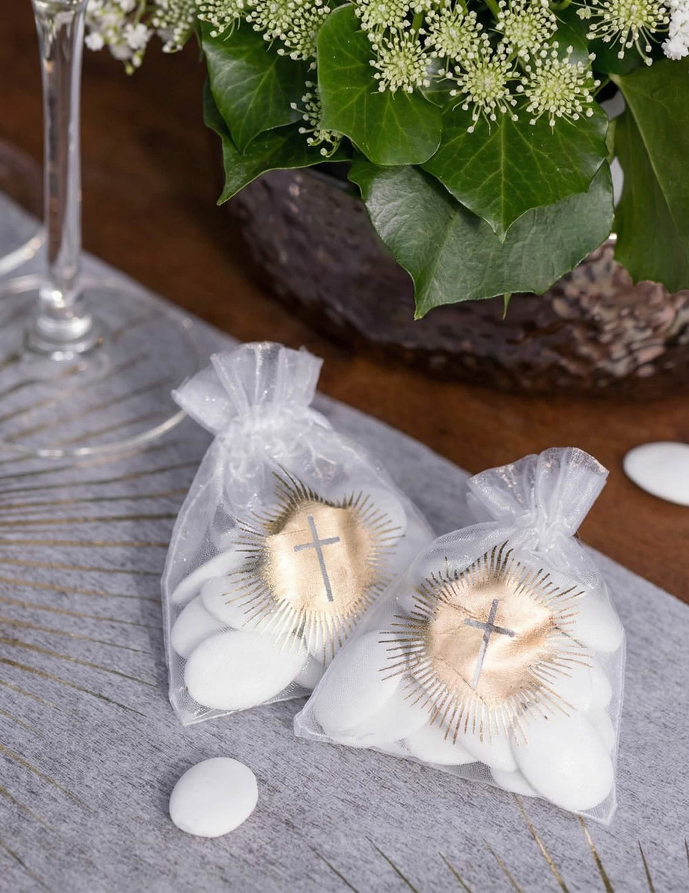 Sacos de organza de cerimónia branco e dourado com cruz