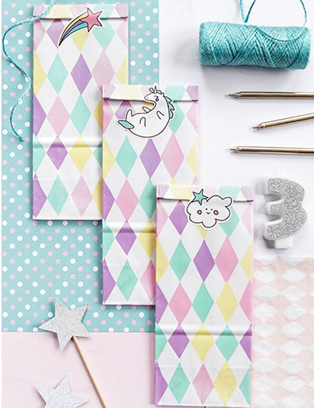 Mise en scène des sacs à cadeaux licorne avec accessoires de fête