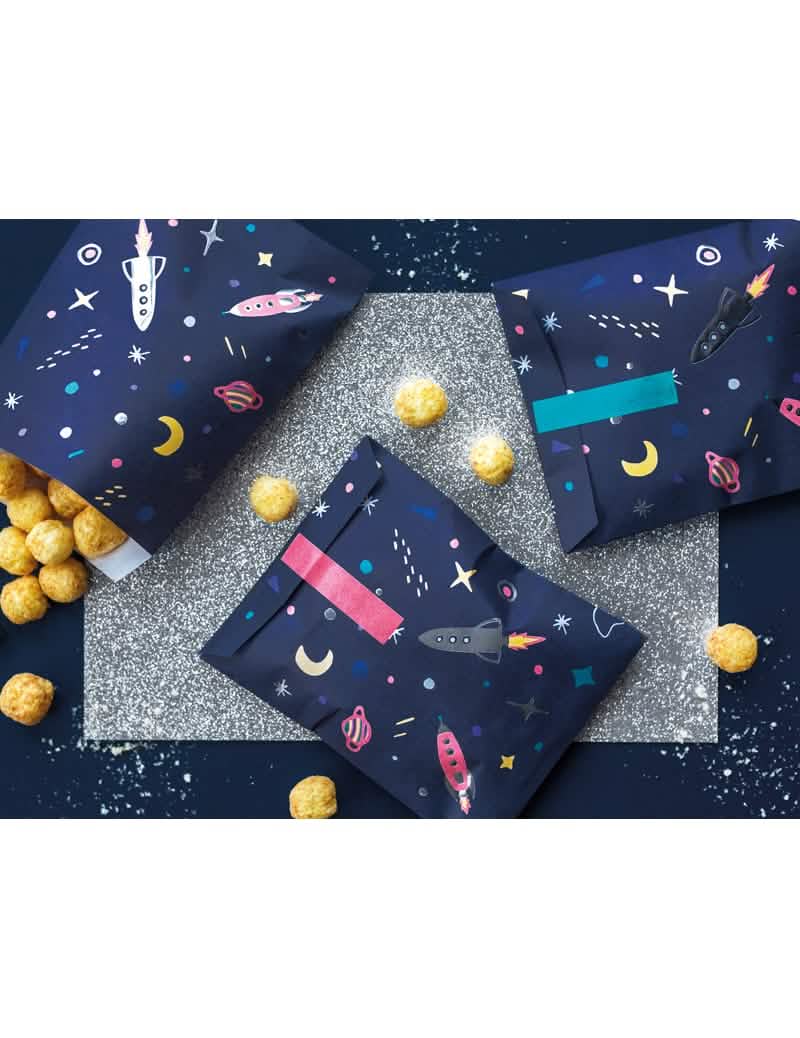 Mise em situação com guloseimas dos sacos de prenda em papel space adventure