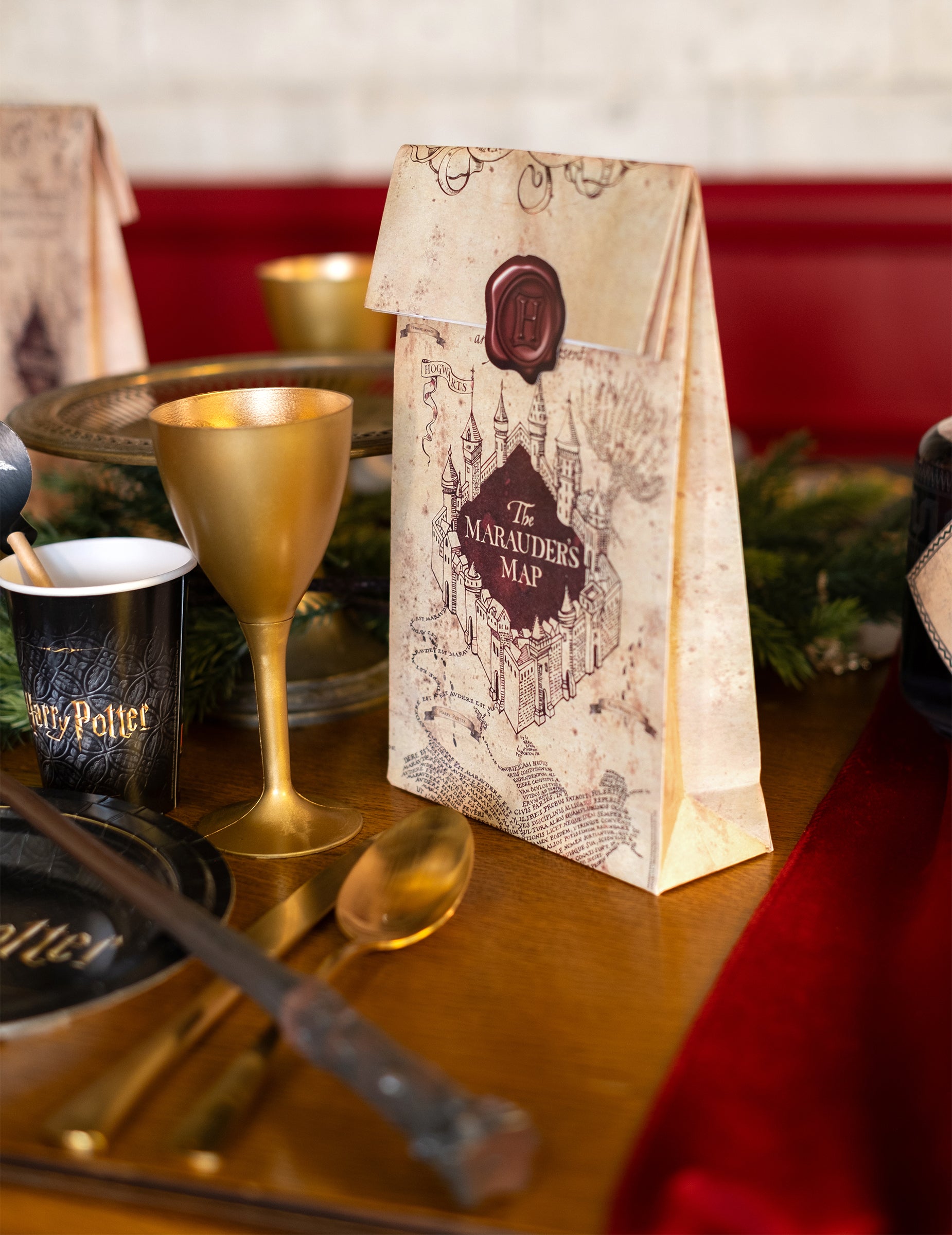 Mise en situation sur une table des sacs cadeaux Harry Potter