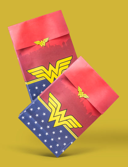 Vue en perspective de deux exemplaires des sacs cadeaux Wonder Woman